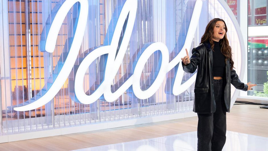 Anna Yannessa singing on set of American Idol.